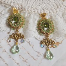 BO Garden Party brodées avec des cabochons vintage vert, des cristaux de Swarovski, des perles nacrées et des rocailles Miyuki